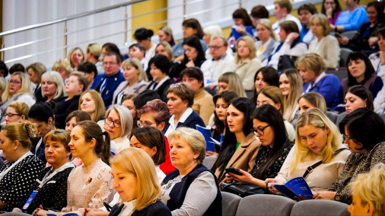 Окружные форумы «Разговор о важном с классными руководителями» в Саранске и Брянске объединили свыше 4,5 тыс. педагогов.